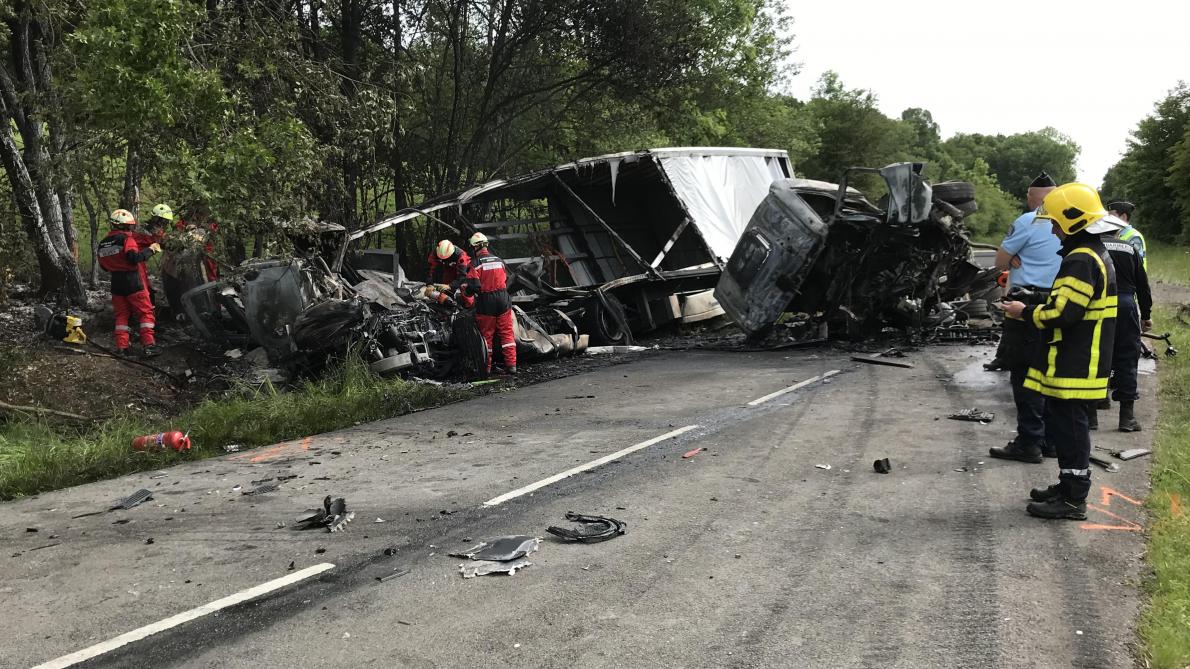 Photos Video Un Mort Dans Un Choc Frontal Entre Camions A Liart