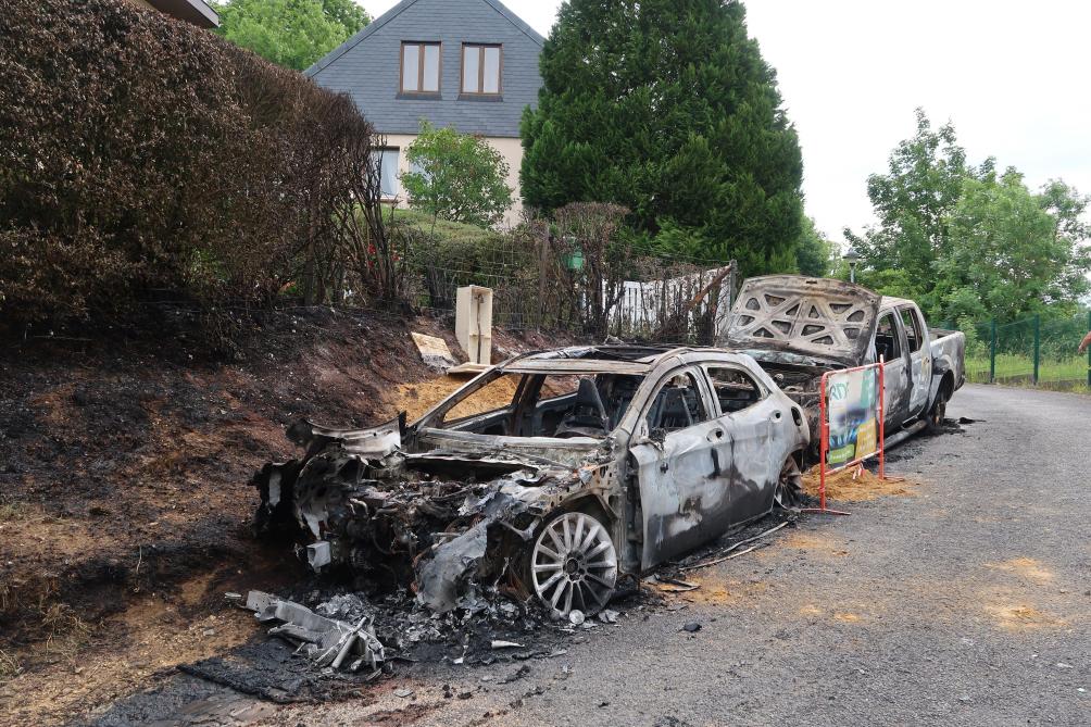 Deux Vehicules Brules Rue Du Champ De Mars A Sedan