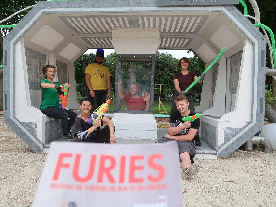 Alexandre Duval Reims Hangar O Gorilles Aux Manettes Du Decor De Furies