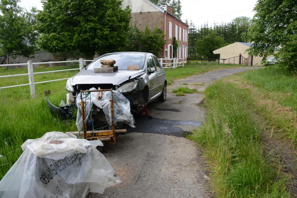 Blombay La Voiture Ventouse Affiche 6 Mois Au Compteur