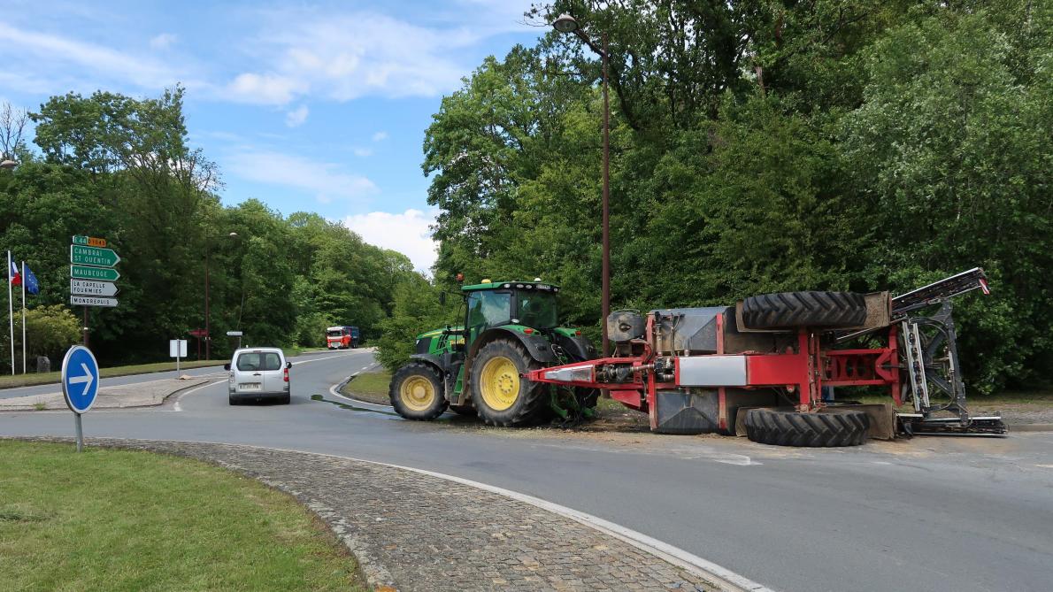 Un Tracteur Se Renverse Sur Le Rond Point D Anor A Hirson