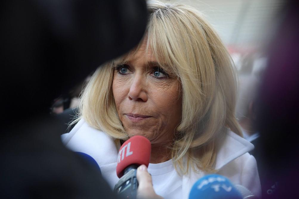 Bernadette Chirac passe le flambeau à Brigitte Macron — Bernadette Chirac passe le flambeau à Brigitte Macron —