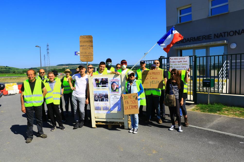 Château Thierrynogentel Les Gilets Jaunes Devant La