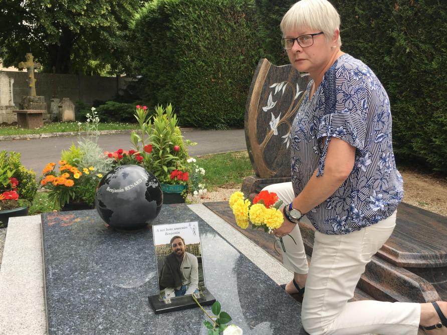 Des Parents Bouleverses Par Des Vols Commis Sur La Tombe De Leur Fils Pres De Reims