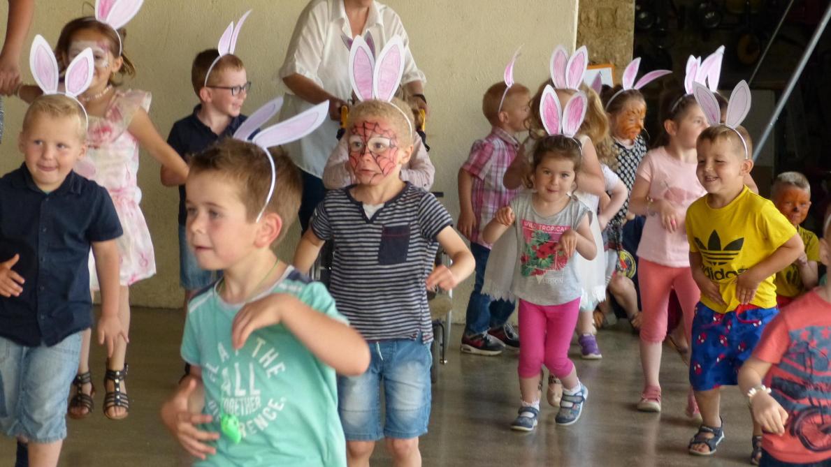 Danses Chants Et Livres A La Kermesse De L Ecole De Brevilly