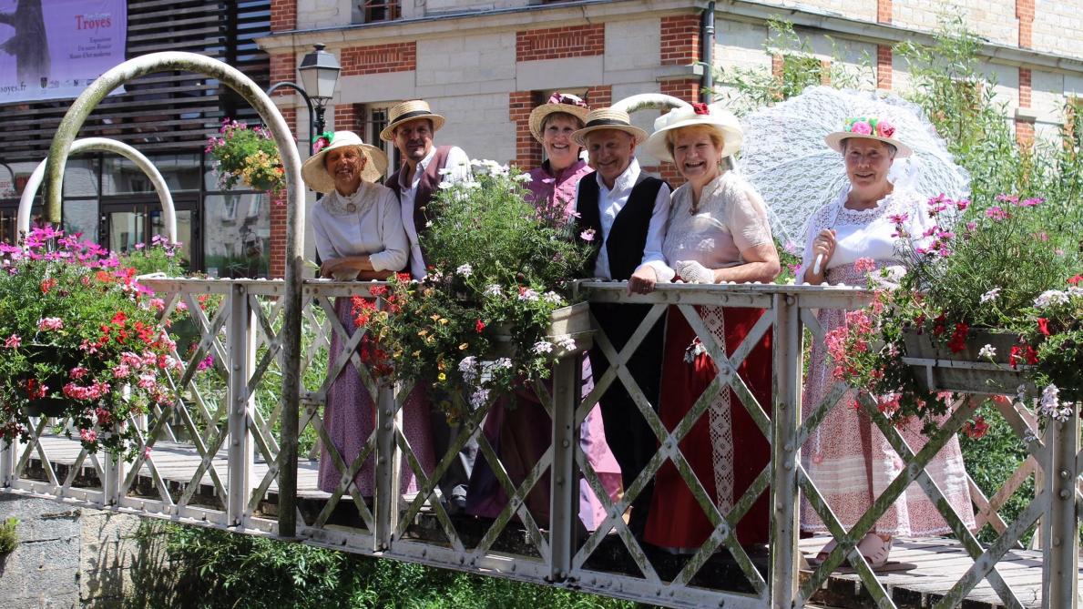 Dimanche, c’est l’ensemble du village qui fait revivre la Belle Epoque.