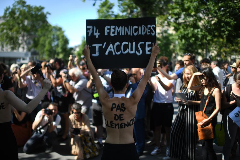 Des Centaines De Personnes Rassemblées à Paris Contre Les