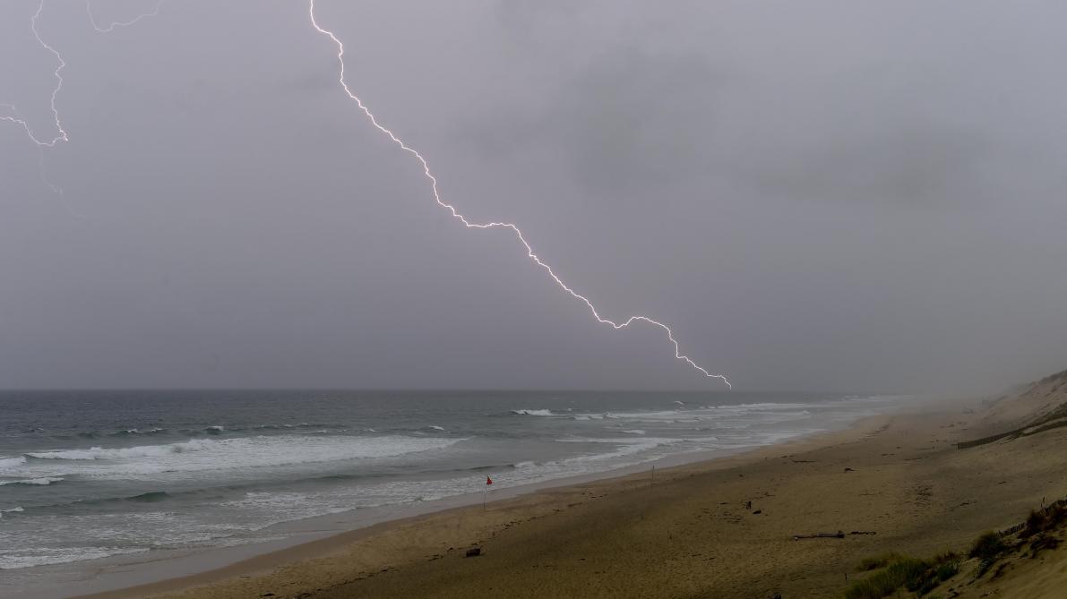 Un Enfant Foudroyé Sur Une Plage Près De Cannes Journal L