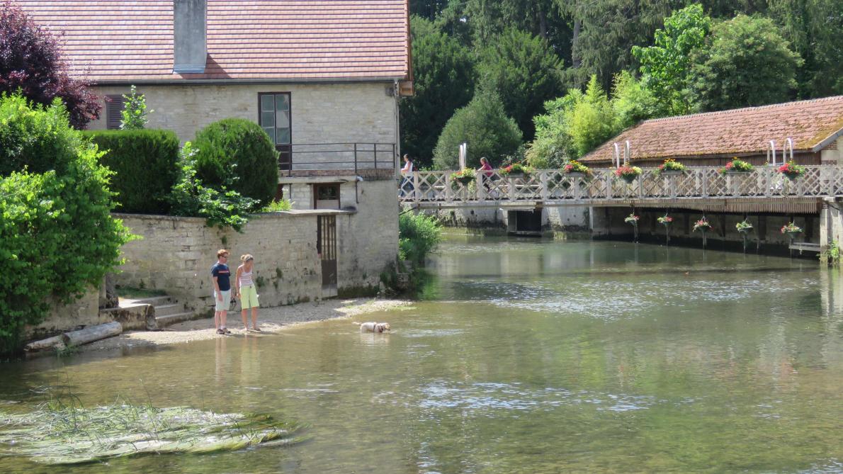 Essoyes, le village d’Aline Charigot et Gabrielle Renard -l’épouse et la muse du peintre- est sans doute le village où la rivière montre ses plus beaux atours.
