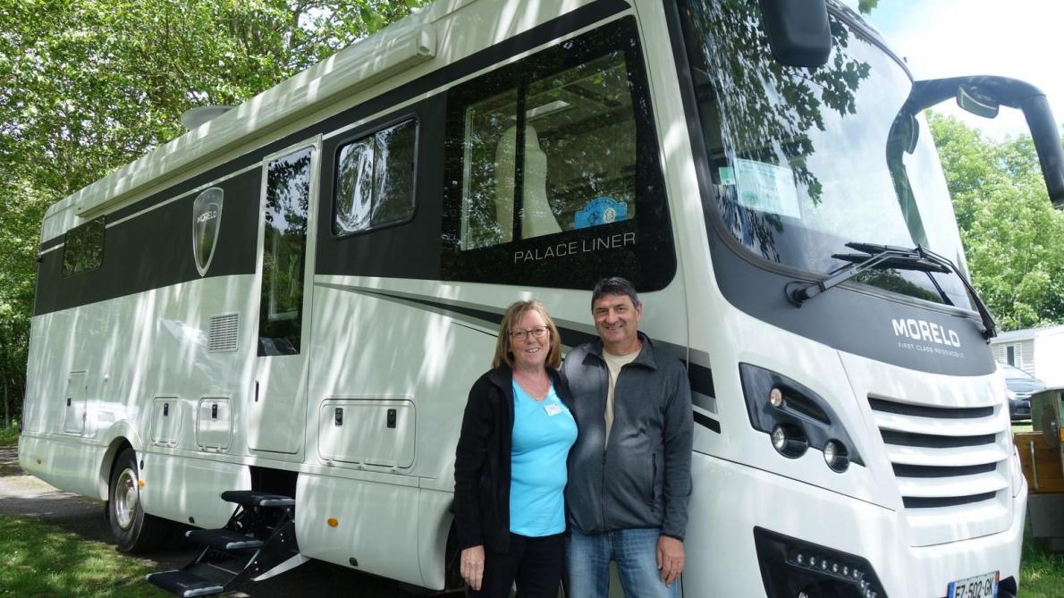 Pendant Leur Tour De France En Camping Car Xxl Ils Font Escale A