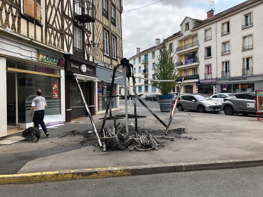 Le Feu Ravage La Terrasse D Un Kebab A Chalons
