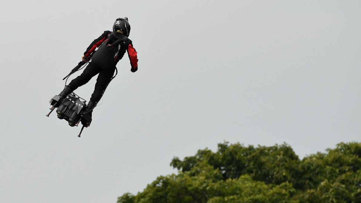 Video 14 Juillet Un Homme Volant Au Dessus Des Champs Elysees Pour Le Defile