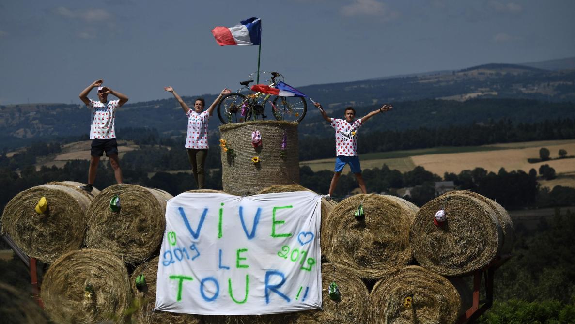 En Images Tour De France Un Spectateur Exhibe Ses Fesses En Bord De Route Et Recoit