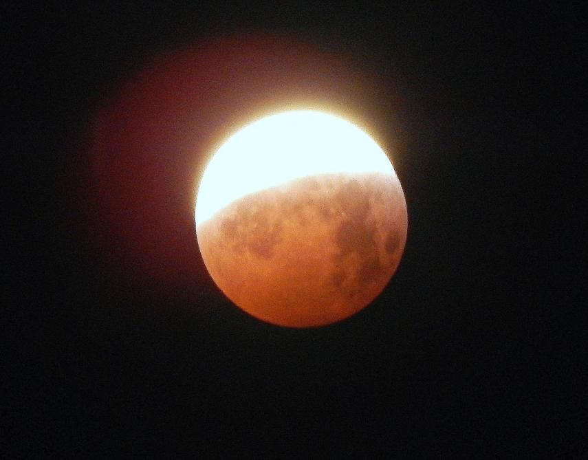 Une Eclipse Partielle De Lune Cinquante Ans Jour Pour Jour Apres Le Decollage D Apollo 11