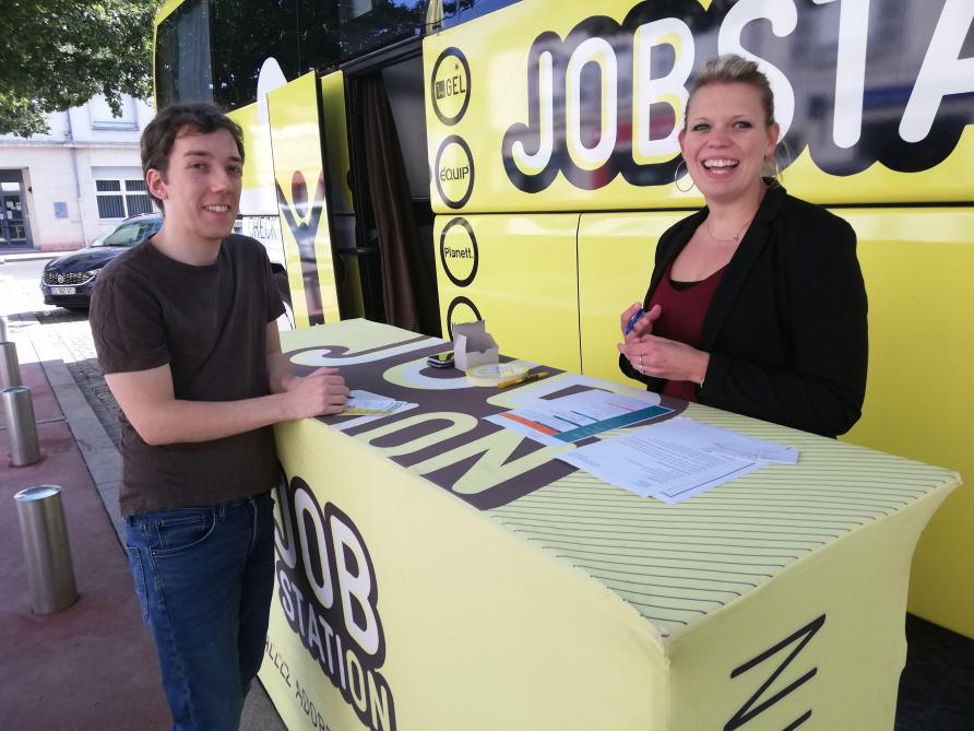 A Vitry Le Francois Le Bus De Planett Interim S Est Poste Mardi Place De La Halle