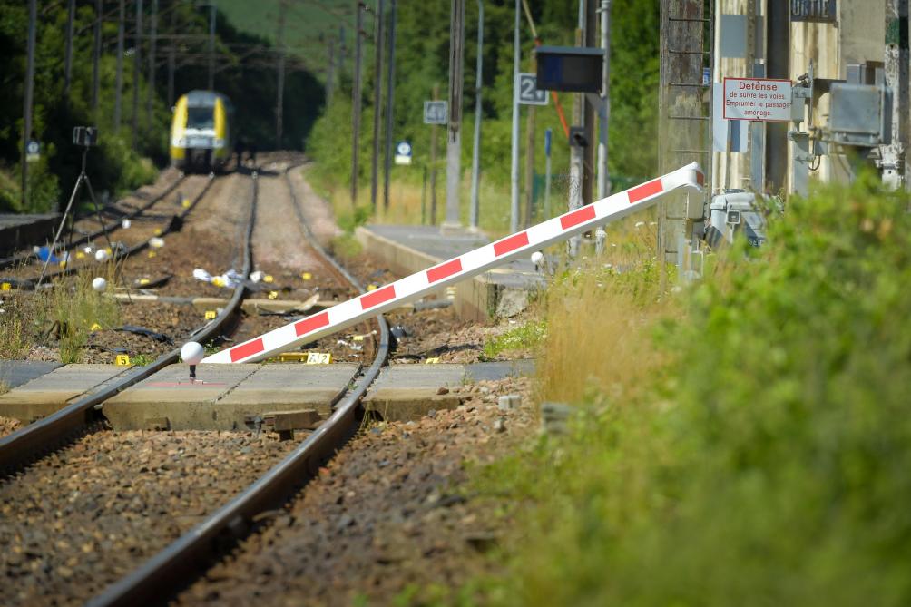 Marne De Troublants Temoignages Au Passage A Niveau D Avenay Val