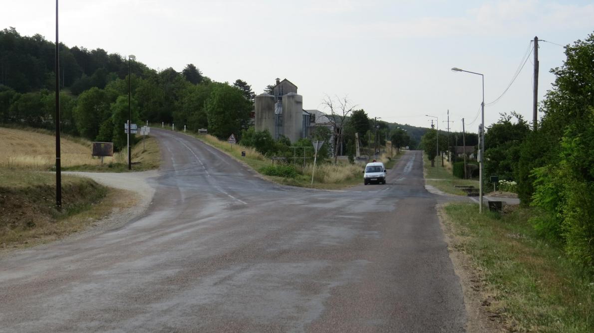 En venant d’Essoyes, la route qui va à gauche mène à Fontette, celle qui va tout droit conduit à Verpillières-sur-Ource.