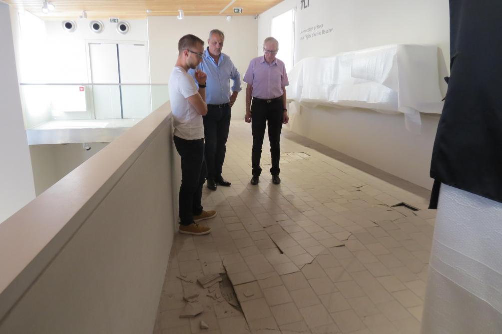 Apres Les Fissures Les Fuites Le Carrelage Se Souleve Au Musee