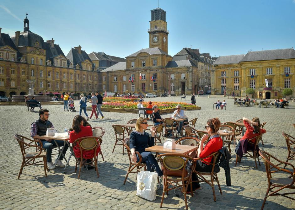 Pour rendre les déjeuners et les apéros plus agréables cet été les voitures seront interdites sur la place.