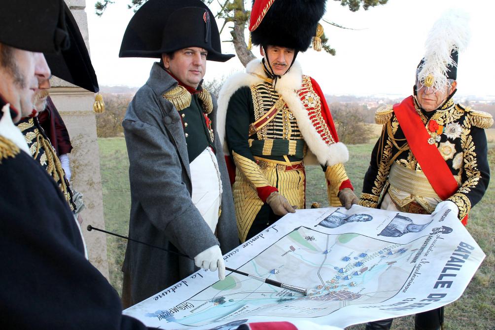 Napoléon installe son état-major sur le mont Saint-Pierre à Tinqueux. On y trouve actuellement un monument où est notamment inscrit
: «
Napoléon a campé ici le 13 mars 1814
».