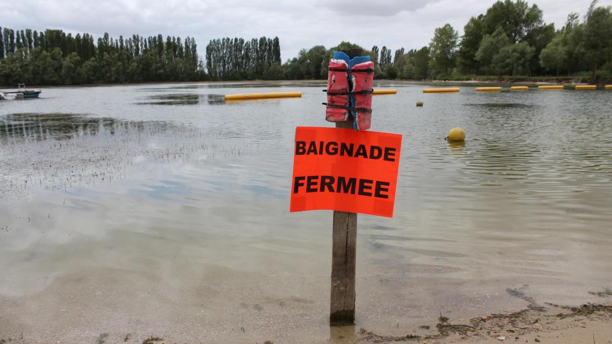 Clerey Baignade Fermee Aux Terres Rouges
