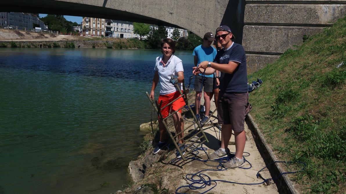 VIDEO: pêche à l'aimant dans la Marne à Château-Thierry