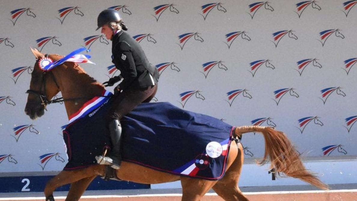 Avec ce succès, Ludivine Habai et son cheval So Good du thin ont reçu une cape avec un liséré tricolore.