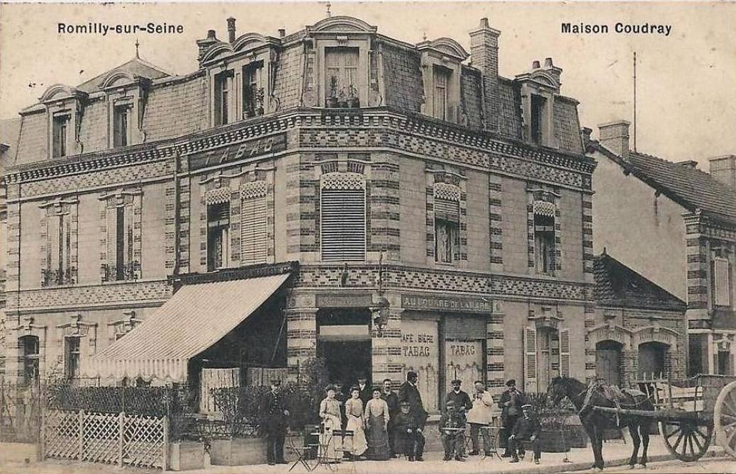 Le Coin Retro L Ancien Cafe Coudray En Face La Gare Sncf A Romilly