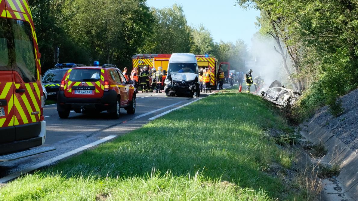 Hirson Deux Personnes Decedent Apres Un Terrible Choc Sur La D3050