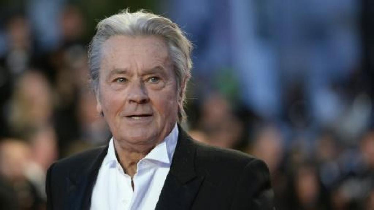 Les dernières nouvelles peu rassurantes — Alain Delon convalescent Les dernières nouvelles peu rassurantes — Alain Delon convalescent