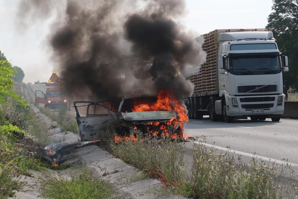 Video Leur Voiture Prend Feu Sur La Rn 2 Entre Laon Et Soissons
