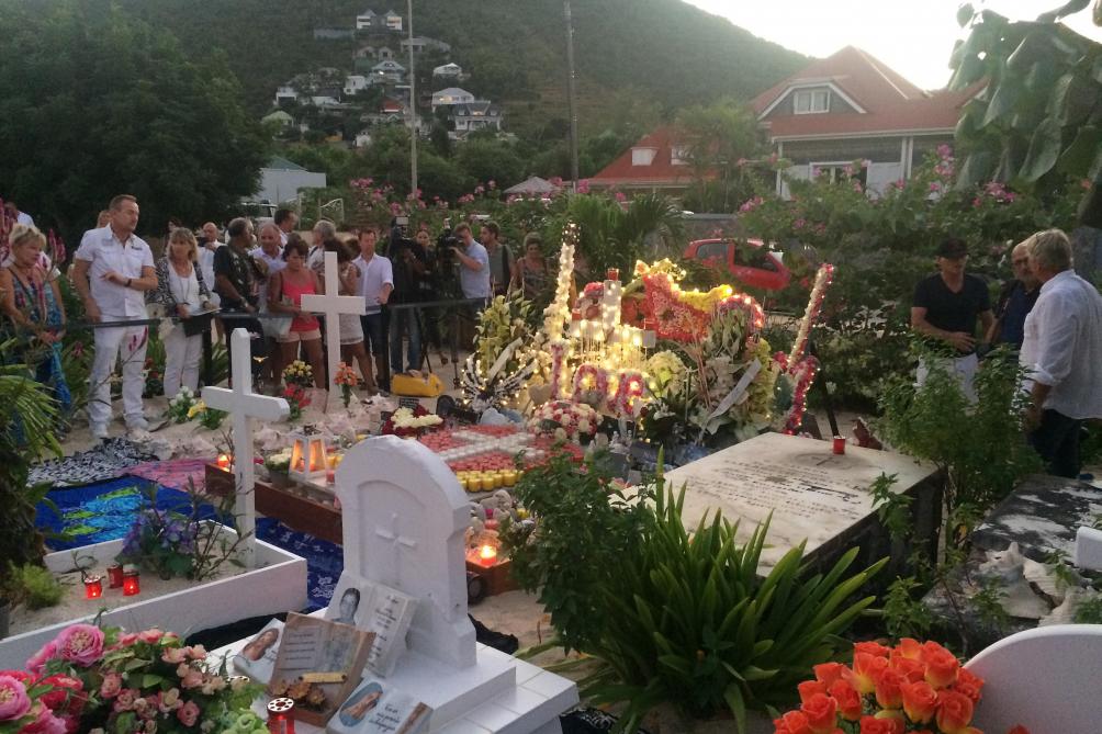 Johnny Hallyday Ce Qui Pourrait Menacer Le Transfert De Sa Tombe A Saint Barth