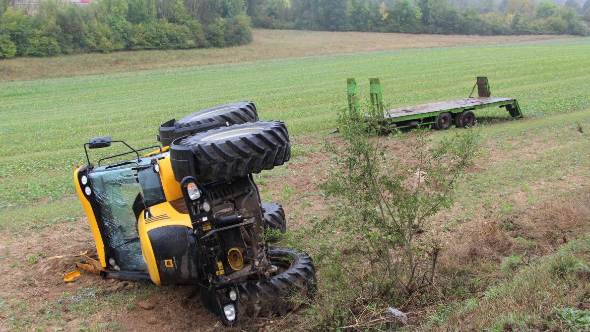 Bayel Un Tracteur Se Renverse Avec Deux Personnes A Son Bord