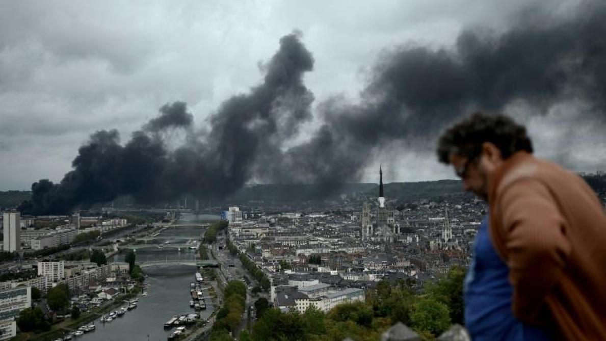 Incendie De L Usine Lubrizol A Rouen Feu Maitrise Les Habitants De Retour Chez Eux Incendie De L Usine Lubrizol A Rouen Feu Maitrise Les Habitants De Retour Chez Eux