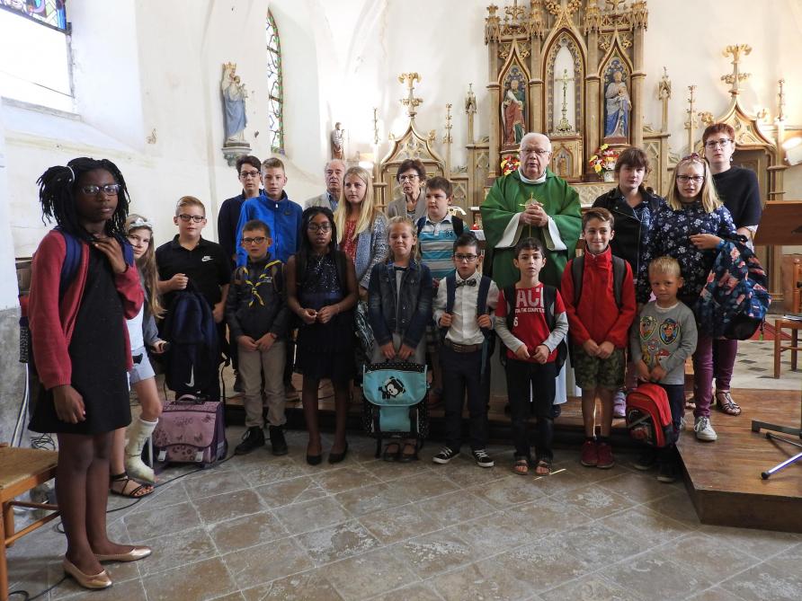 Les Sacs D Ecole Ont Ete Benis A Ossey Les Trois Maisons