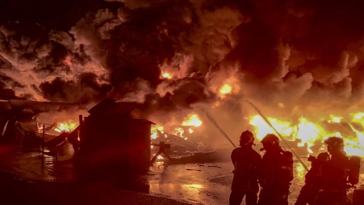 Lubrizol A Rouen La Videosurveillance Et Des Temoins Suggerent Que L Incendie A Pris A Lubrizol A Rouen La Videosurveillance Et Des Temoins Suggerent Que L Incendie A Pris A