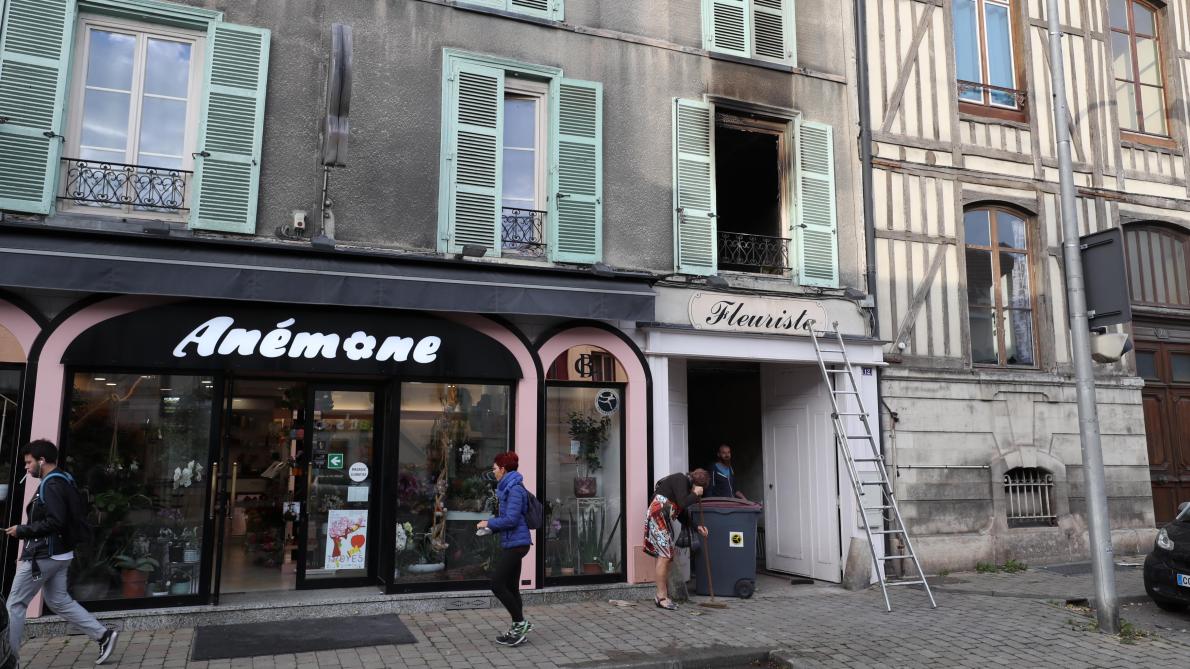 Evacuation D Un Immeuble Avenue Pierre Brossolette A Troyes Apres Un Incendie