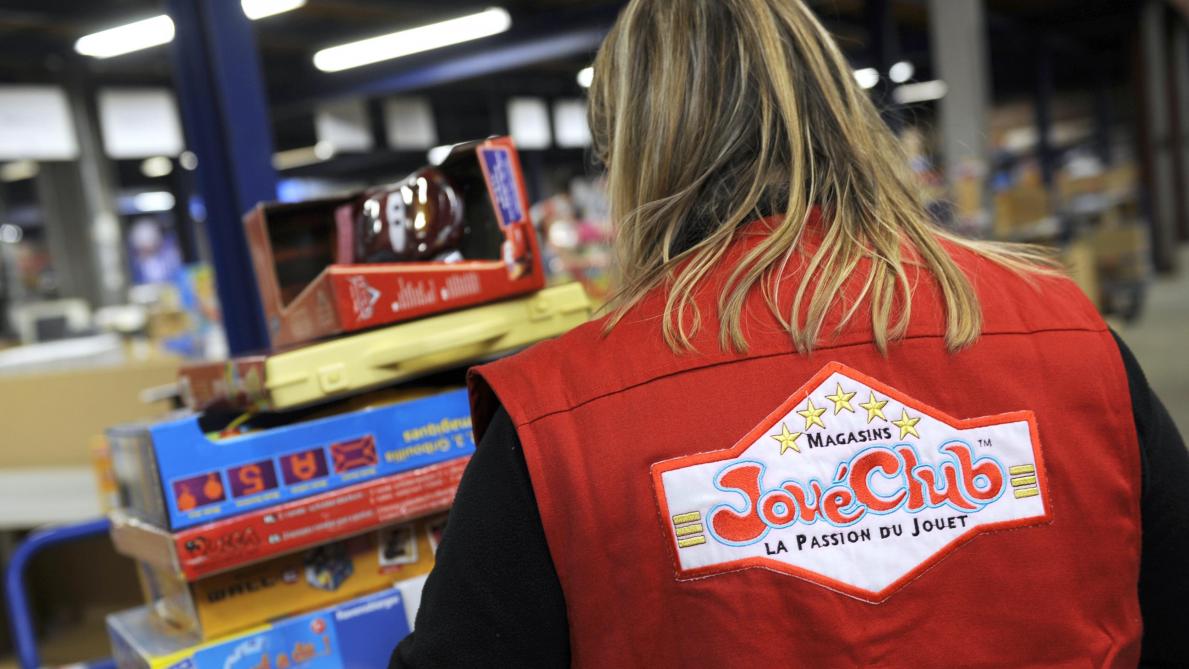 Pour joindre le service client de JouéClub, vous pouvez appeler le tel : 05 56 69 69 05 ou 05 56 69 69 00. L’appel vous sera facturé 2,99 euros par minute. Des hôtesses seront à votre écoute tous les jours du Lundi au Samedi entre 09h00 et 19h00.