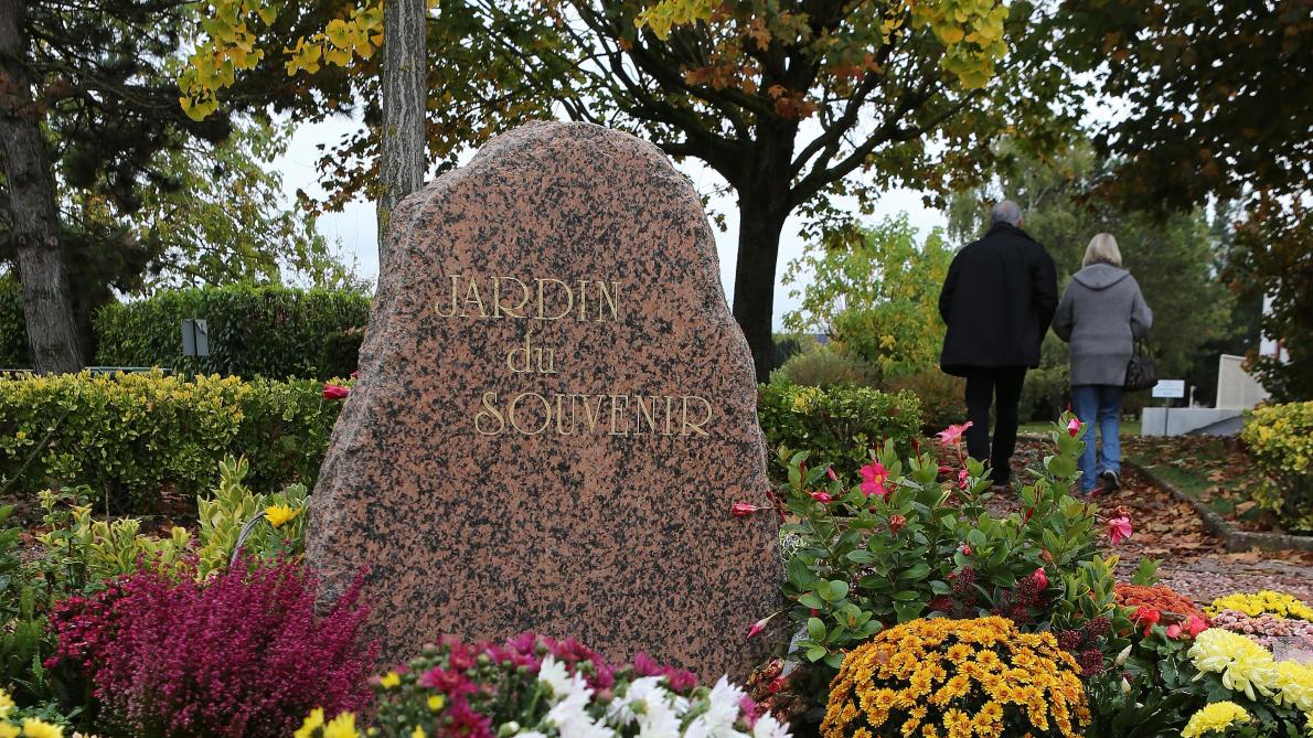 Dispersion Des Cendres Au Jardin Du Souvenir
