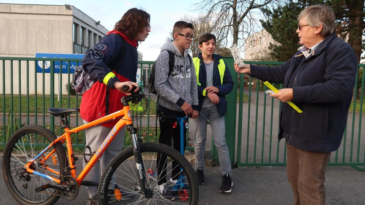 Les collégiens de Belleu et Soissons reçoivent des kits lumineux pour leurs vélos et trottinette - L'Union