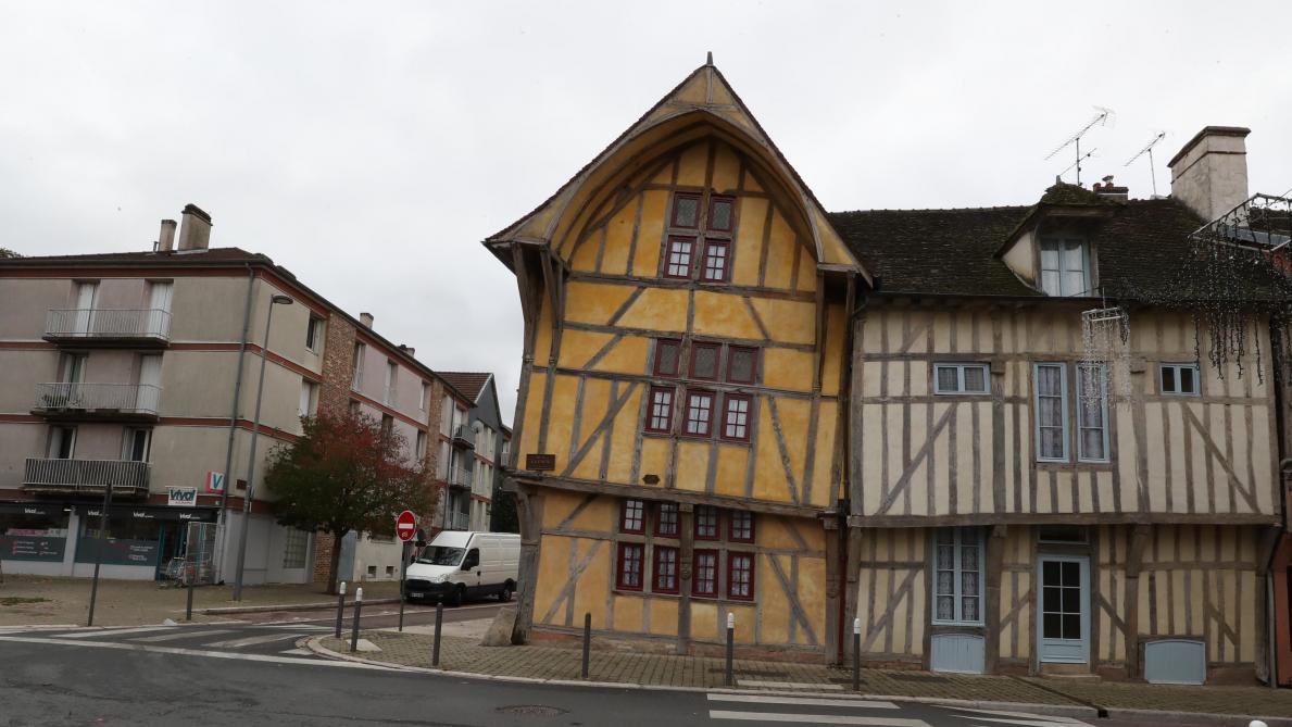 Professeur Curieux : pourquoi la maison du Dauphin à Troyes penche-t-elle autant ? - L'Est Eclair