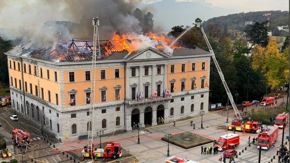 Un Spectaculaire Incendie Ravage L Hotel De Ville D Annecy