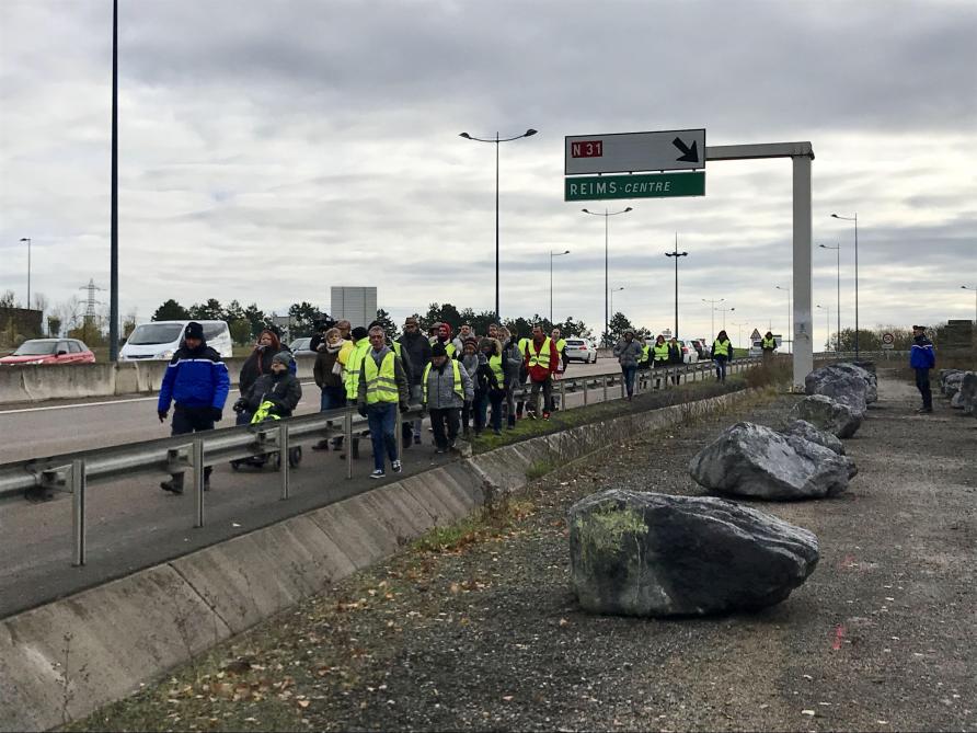 à Reims Peu Dinvités à Lanniversaire Des Gilets Jaunes