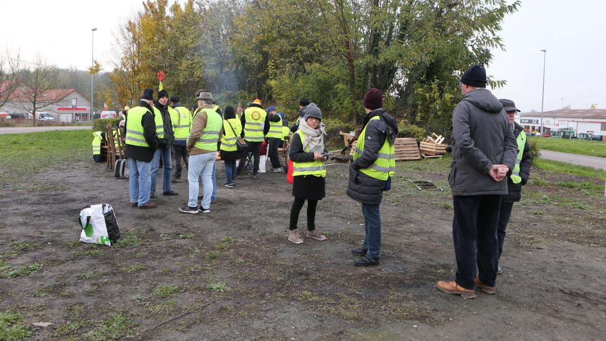 Près De 40 Gilets Jaunes Au Rond Point De Saint André Les