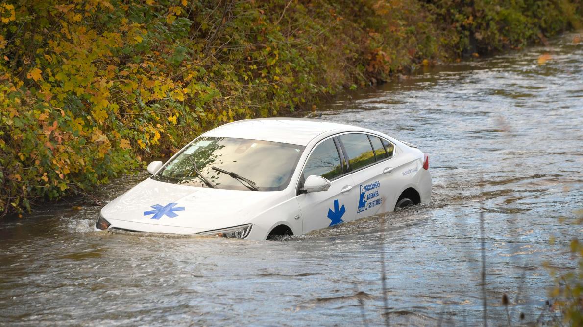 Photos Video Une Ambulance Plonge Dans La Houille A Givet