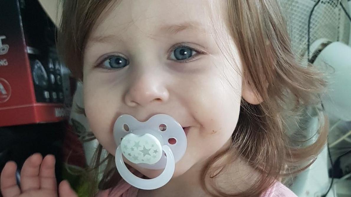 Halley Veuillot 2 Ans Victime D Un Cancer De L Oeil Ses Parents Appellent A L Aide