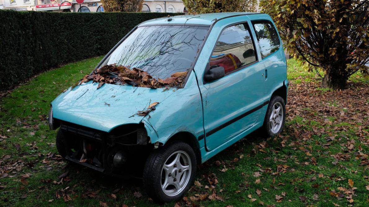 Vitry Le Francois La Voiture Sans Permis Sort Du Rond Point