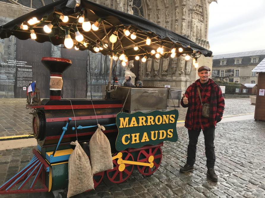 Des Marrons Tout Chauds Sur Le Marche De Noel De Reims