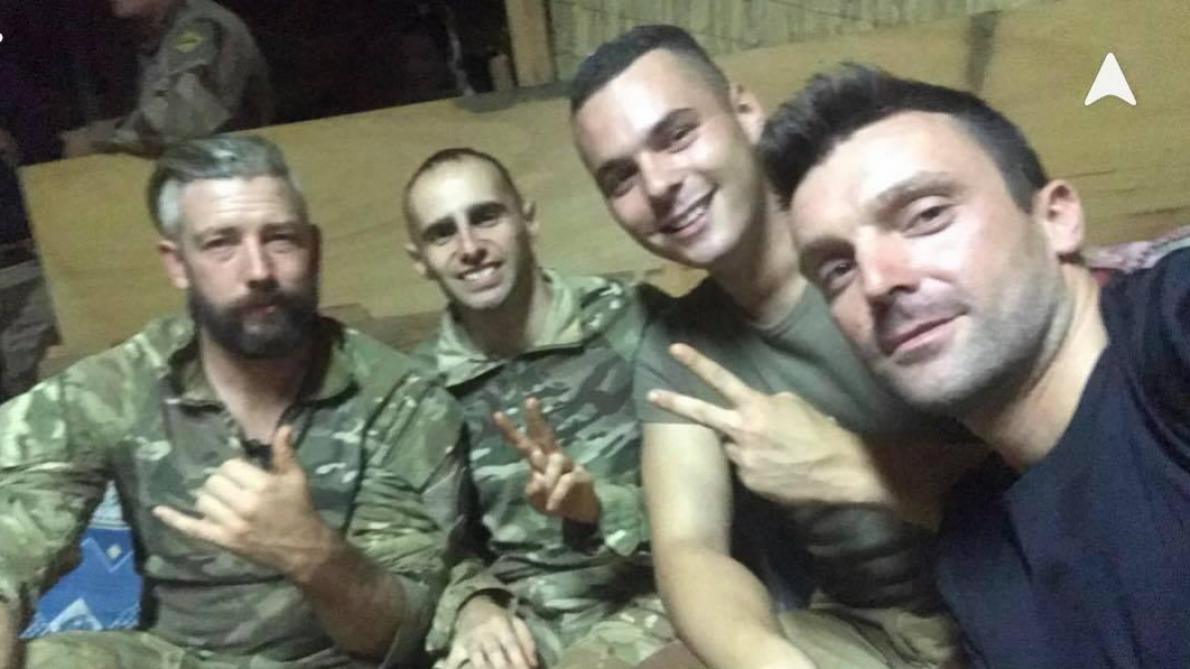 Il peut mener une coiffure militaire