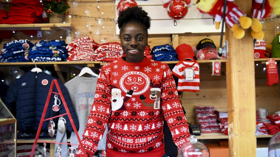 Le Stade De Reims Renfile Son Beau Pull Moche Au Marche De Noel